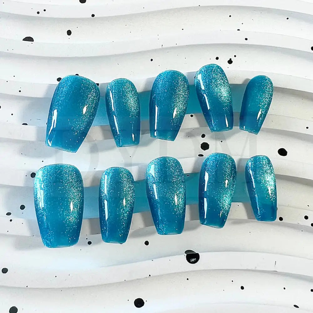 Oceanic Azure handmade press on nails feature a captivating blend of blue and turquoise tones, creating a mesmerizing cat eye effect.