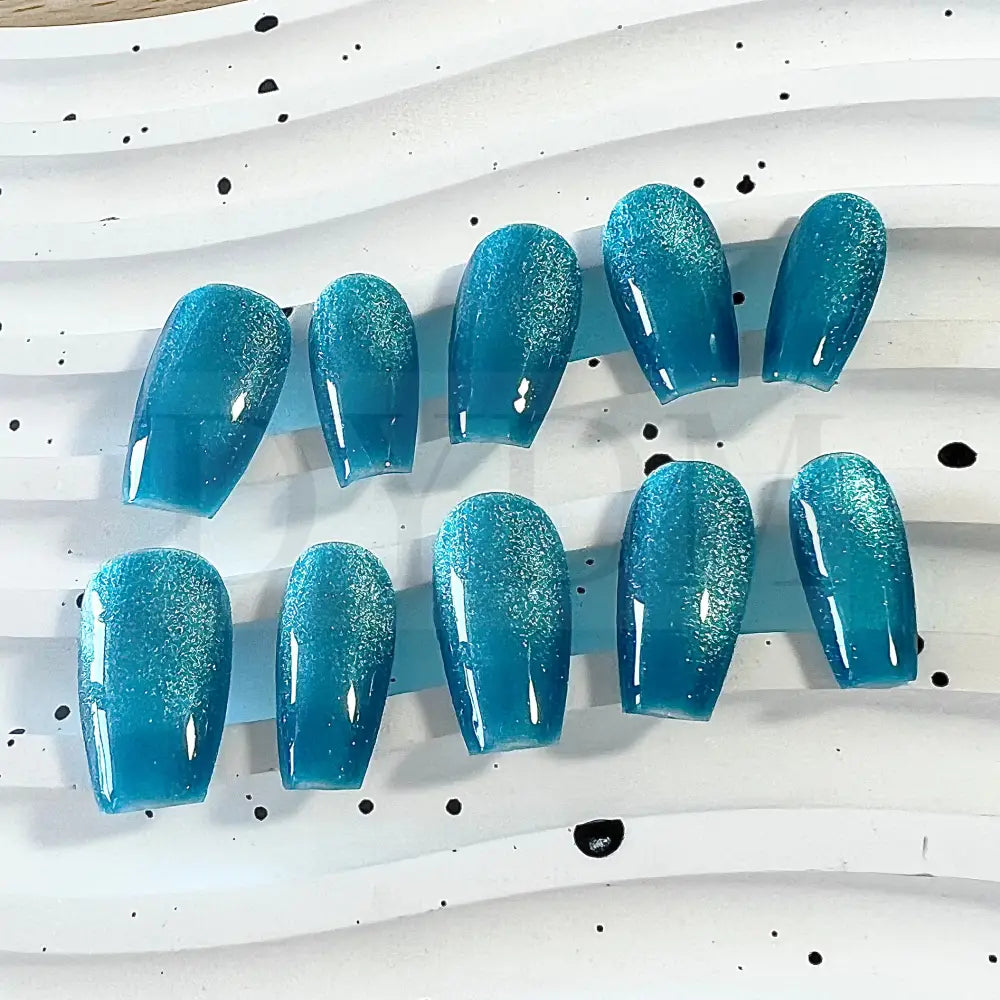 Oceanic Azure handmade press on nails feature a captivating blend of blue and turquoise tones, creating a mesmerizing cat eye effect.