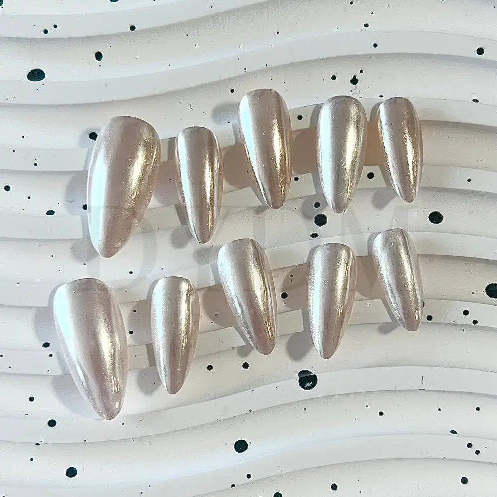 Pearl Glaze - Almond Style Handmade press on nails - shiny and reflective, this set of chrome metallic nails offer a glamorous and sophisticated manicure style that catches the light and adds a touch of luxury to your fingertips.