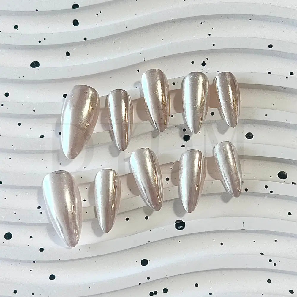 Pearl Glaze - Almond Style Handmade press on nails - shiny and reflective, this set of chrome metallic nails offer a glamorous and sophisticated manicure style that catches the light and adds a touch of luxury to your fingertips.