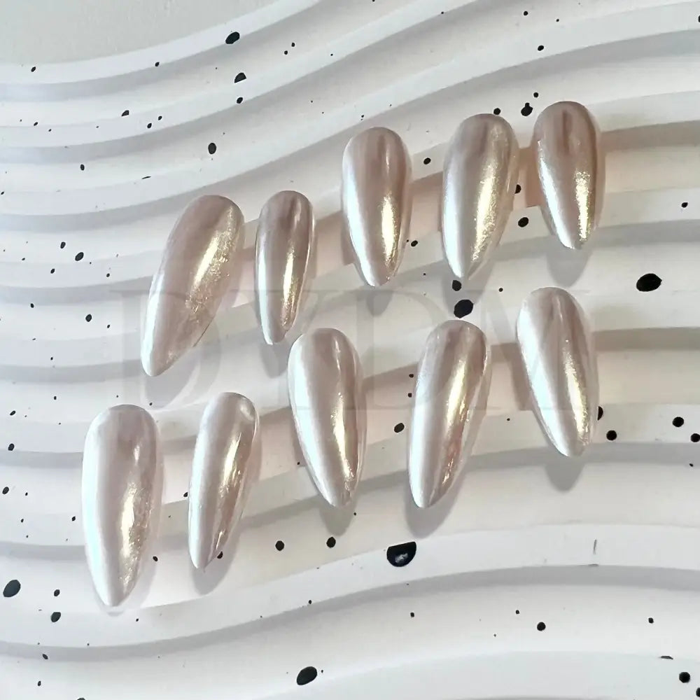 Pearl Glaze - Almond Style Handmade press on nails - shiny and reflective, this set of chrome metallic nails offer a glamorous and sophisticated manicure style that catches the light and adds a touch of luxury to your fingertips.